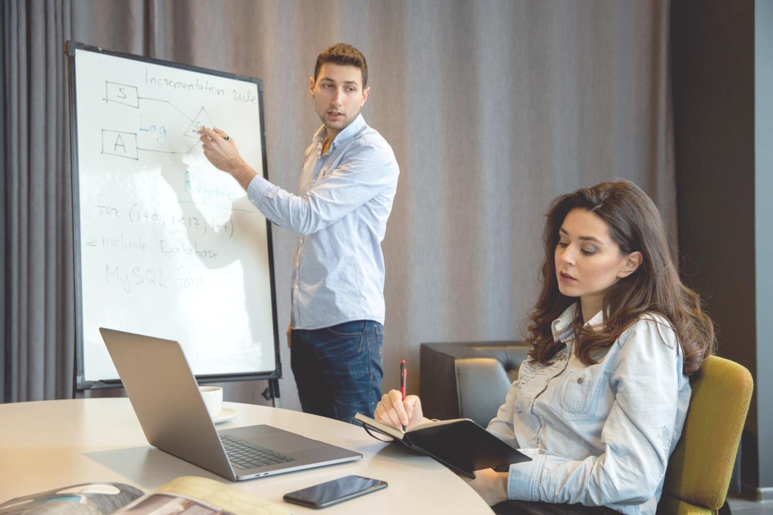 Professioneller Trader bei der Marktanalyse