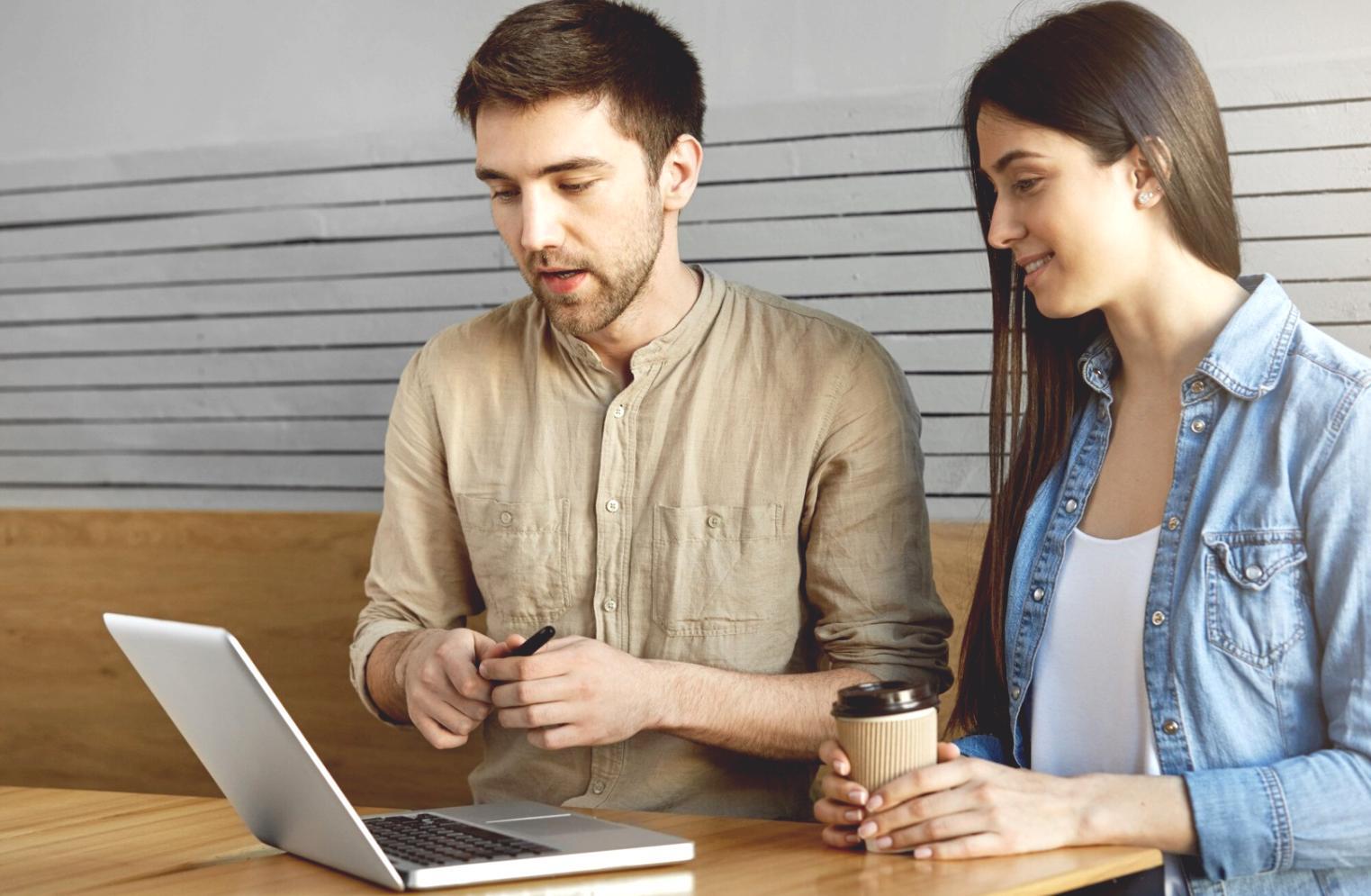 Moderne Trading-Workstation mit mehreren Monitoren